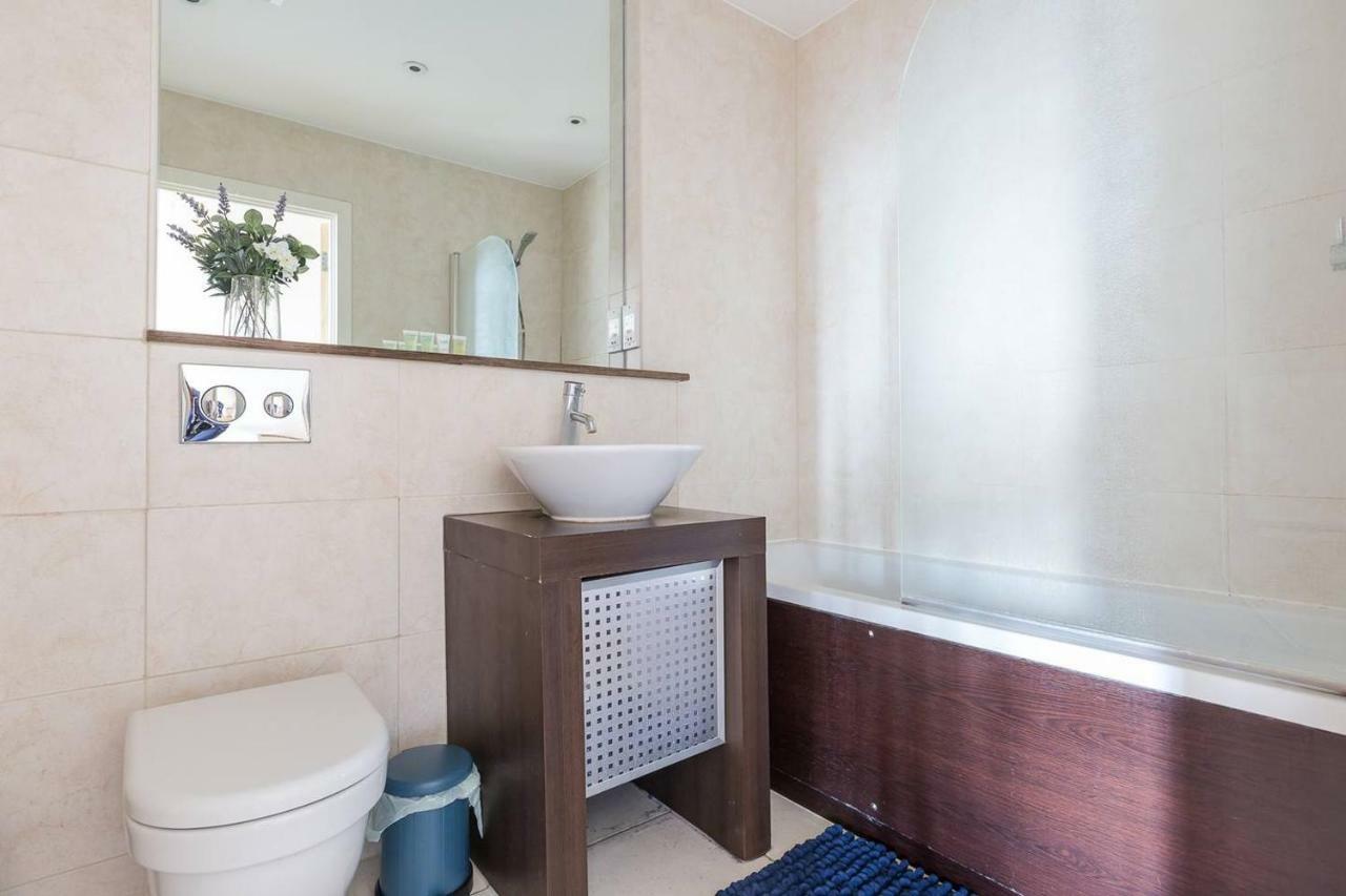 Modern 1 Bedroom Apartment In E1 With Great Views Londres Exterior foto